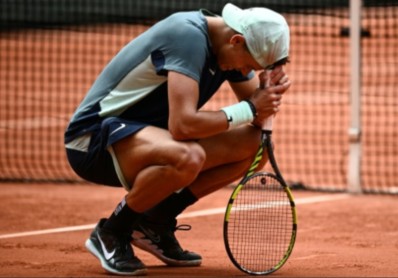 Rune shocks Tsitsipas at French Open as Swiatek endures alarm
